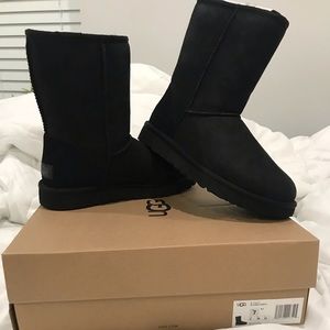 Short black UGG